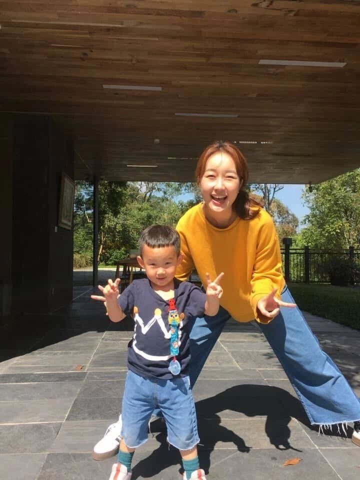 女子玩水踢小孩,女的玩水小孩被踢