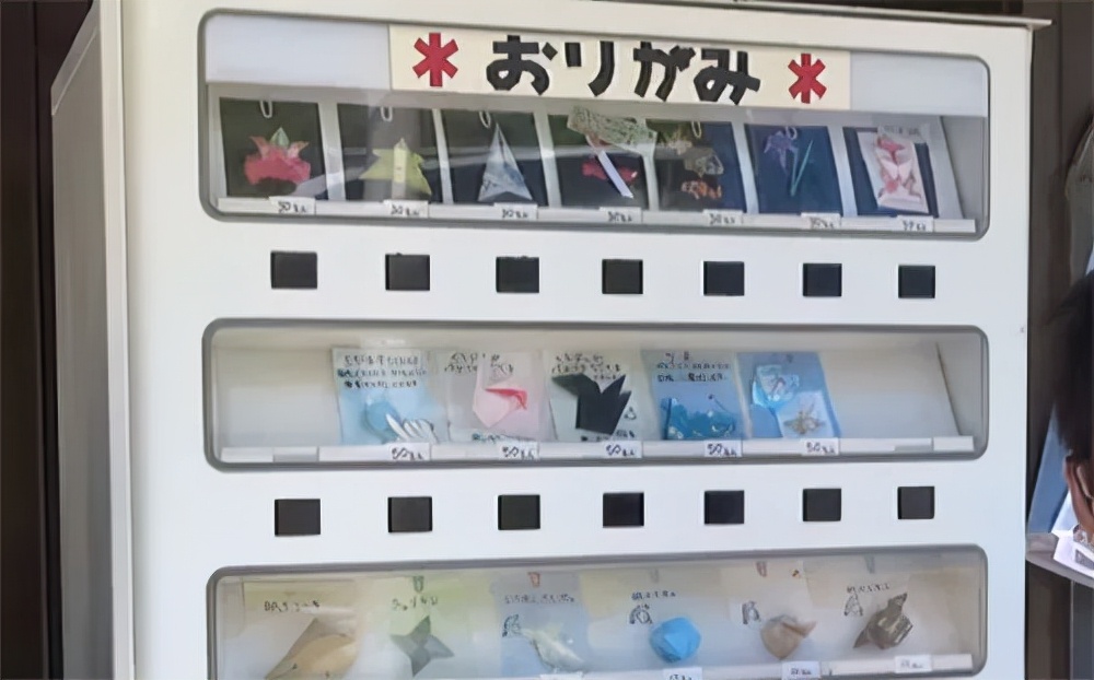 日本产自动无人售货机,日本自动贩卖机卖吃的