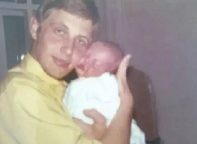 60岁拍裸照，惊艳T台，培养出身价200亿儿子：年龄从来不是问题