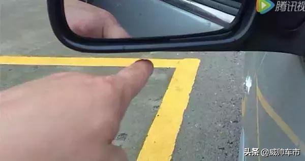 倒车入库两边都有车怎么能倒进去,倒车入库怎么看两边车身是否扫线