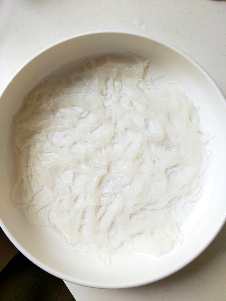 自己下厨做花甲鲜虾生蚝粉丝煲,小白锅做蒜蓉花甲粉丝煲家庭版