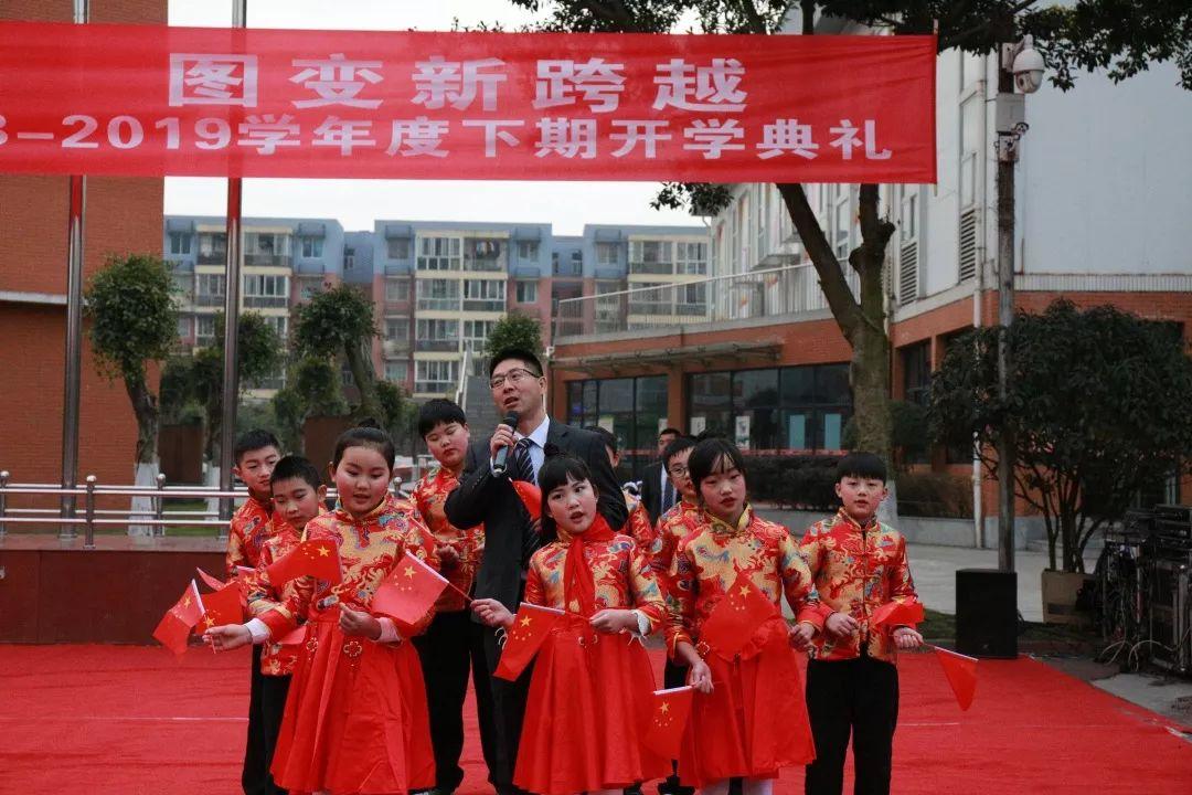 看,滨河校园花开了!听,滨河新学期的铃声拉响了