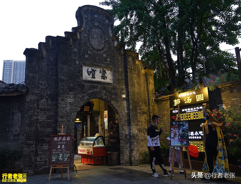 300年历史的宽窄巷子，外地游客必打卡，“老成都”却很少去