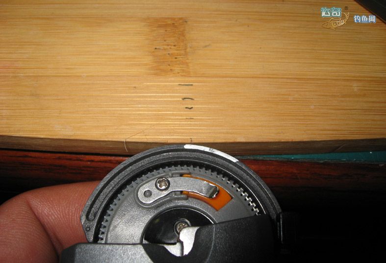 鱼钩手动绑钩器的使用方法,电动绑钩器怎么绑小鱼钩