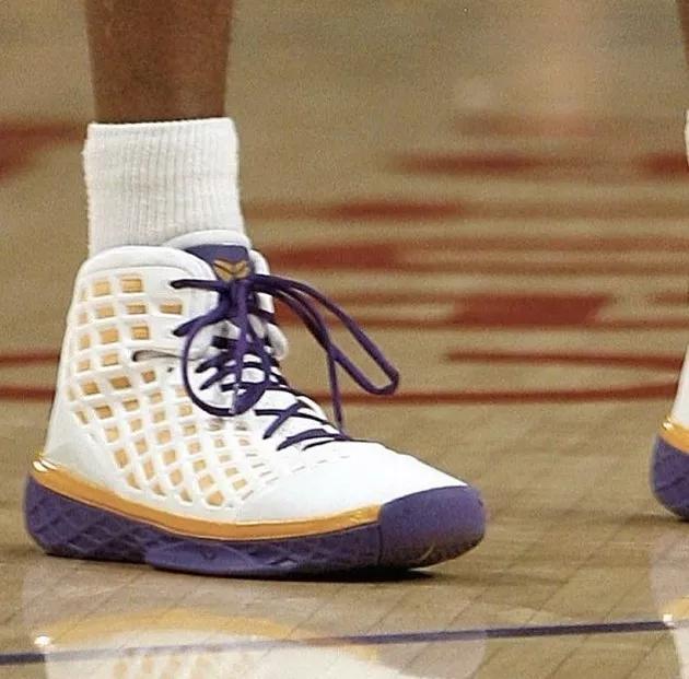科比生涯最高分穿什么鞋,科比五名人堂配色nba上脚