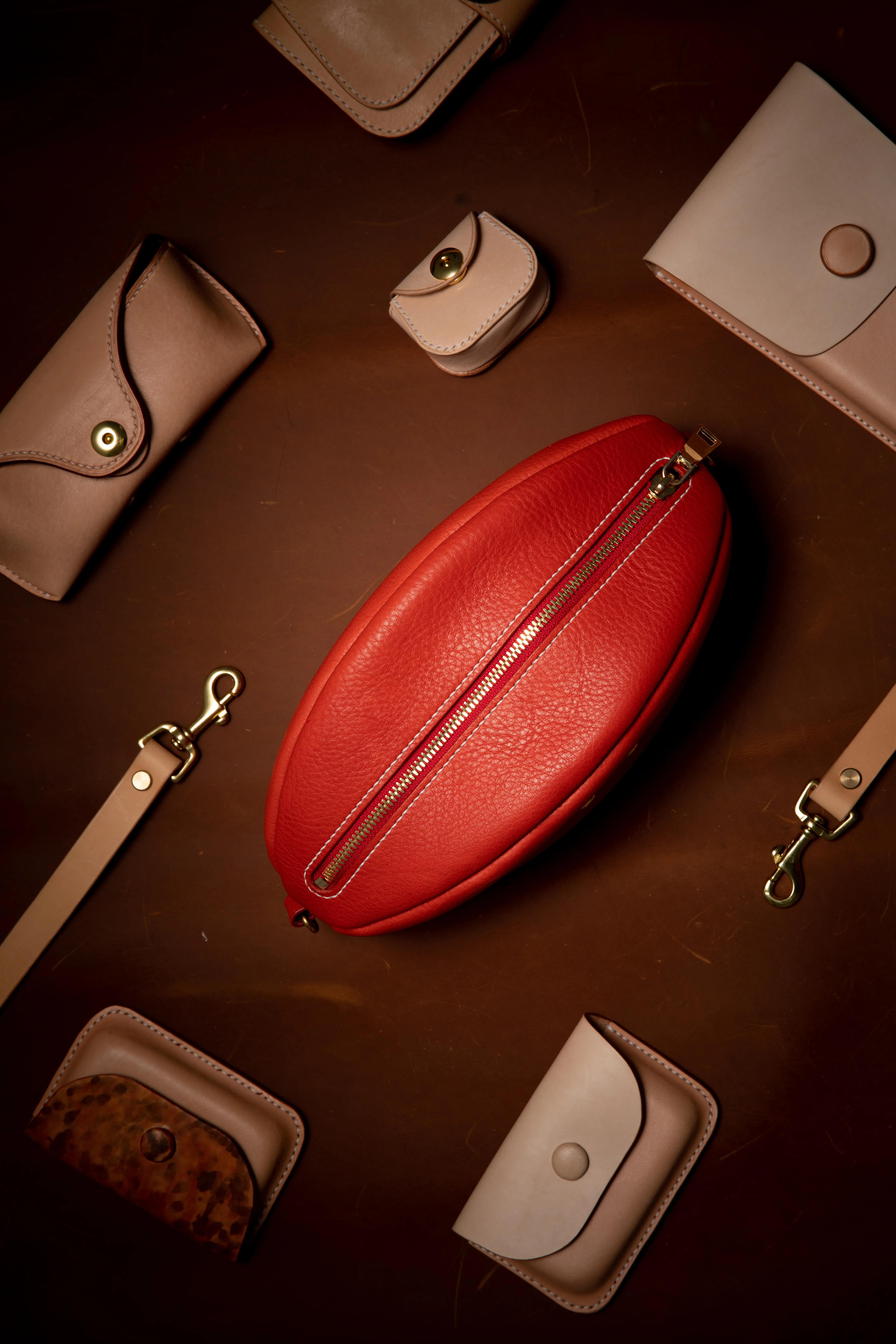 手工皮具橄榄球包制作,橄榄球型包包制作