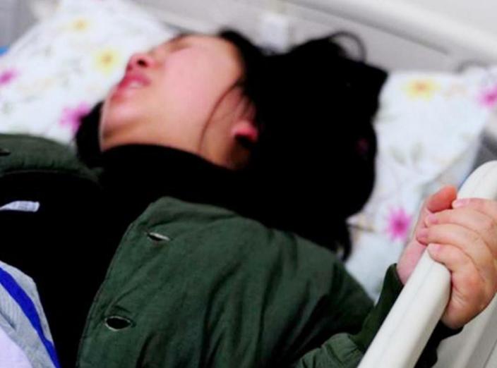 顺产后医生给掏出血怎么回事,顺产后医生为什么用手掏肚子