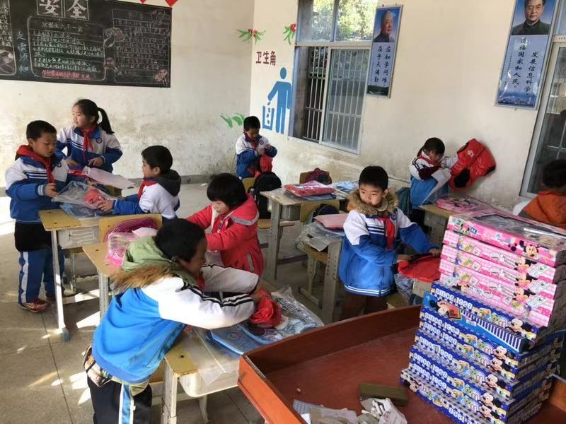 用爱浇灌花朵用心呵护成长,用爱浇灌你成长