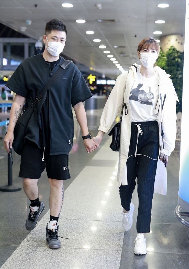 李艾穿阔腿裤,李艾穿抹胸裙出席活动