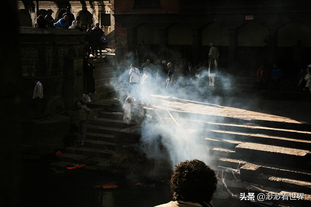 尼泊尔恒河上的烧尸庙,夜游尼泊尔烧尸庙