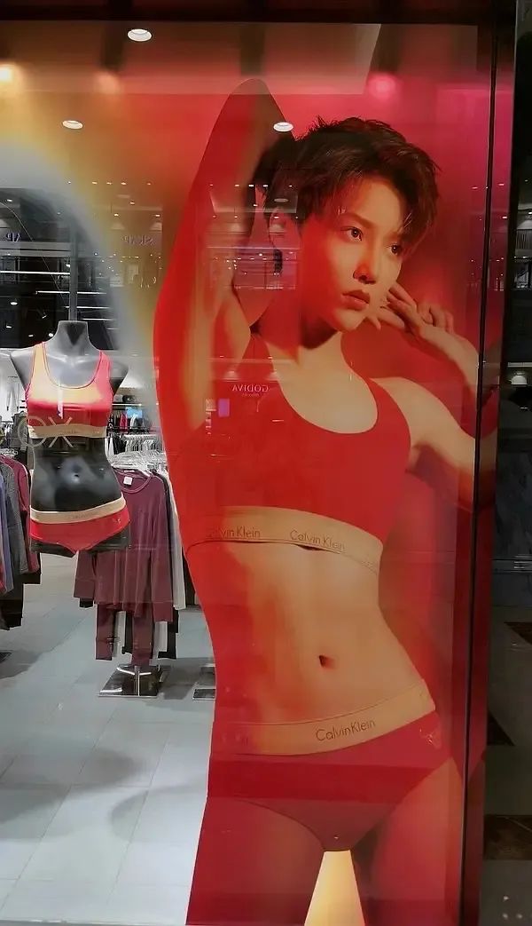 李宇春和刘雨昕私下关系,李宇春刘雨昕穿裙子