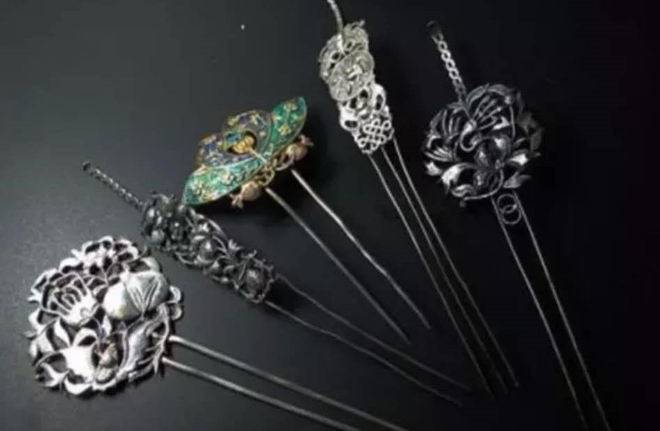 喜欢银饰送什么礼品,喜欢银饰的少数民族