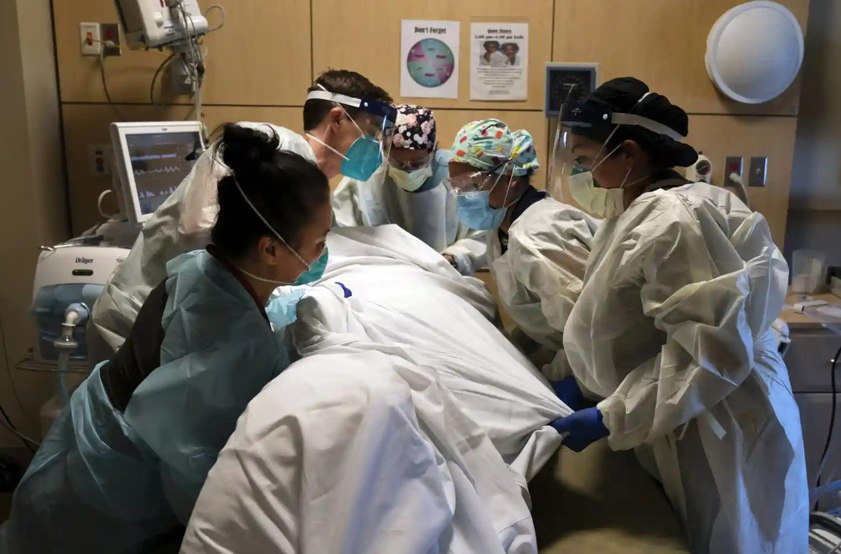 这张照片感动了全美33万人,美国网友疯传医院一张黑暗震撼照