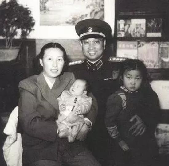 1961年陈赓在上海病逝，郭化若闻讯立即赶到上海：*长首**，我来迟了