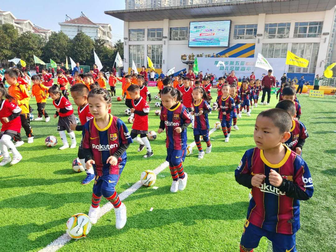 全国幼儿足球嘉年华举行,南京幼儿嘉年华