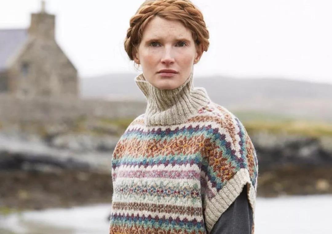 费尔岛毛衣特别适合英伦风的搭配,毛衣这样穿再普通的毛衣也时髦