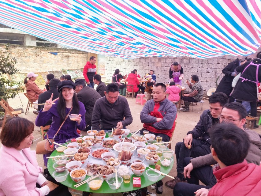 傻妞去吃双喜酒，农村不同的风俗不同的喜宴