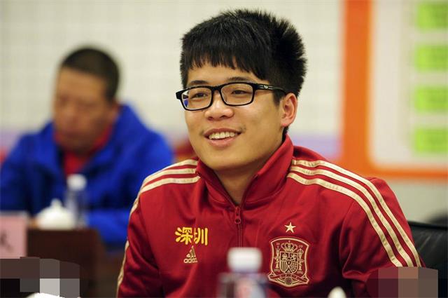 郎平轻声说：“醒醒，我们的小睡神。”为什么朱婷那么爱睡呢？