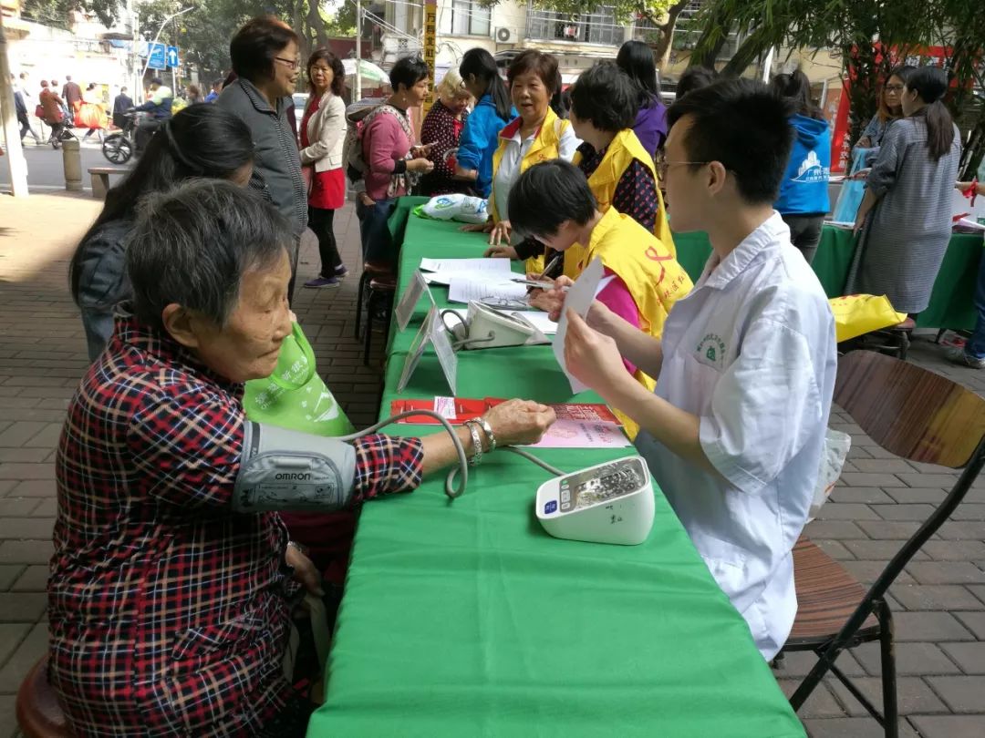 海珠|握手、拥抱、礼节性接吻不会感染艾滋病,但是这些行为会!