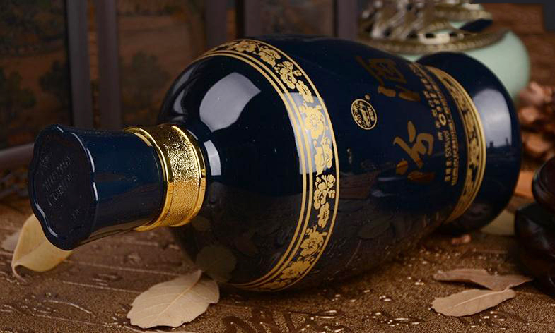 汾酒老白汾10和15,老白汾10年和蓝瓷哪个好