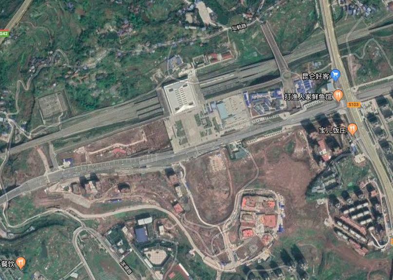 卫星上看重庆万州：城市被长江隔开，机场建在一座山上