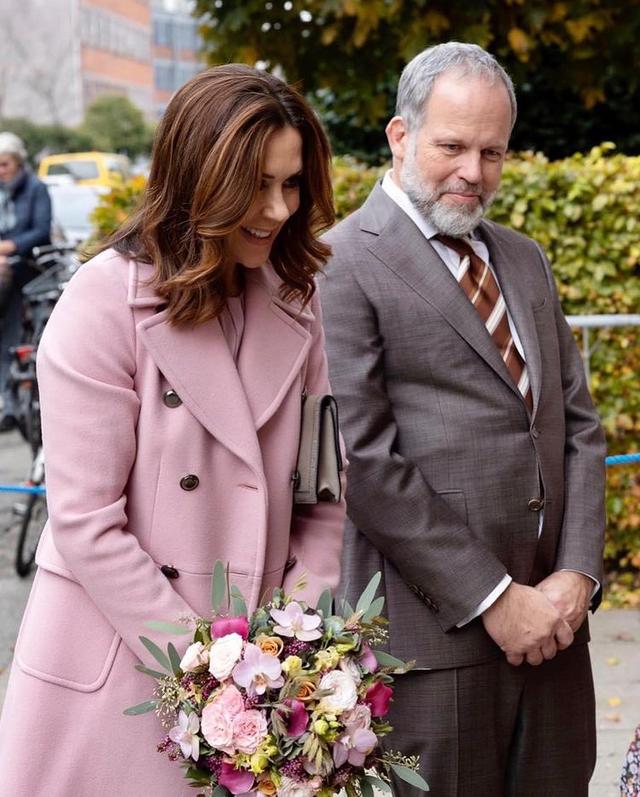 丹麦王妃玛丽穿针织衫图片,丹麦王储妃穿搭