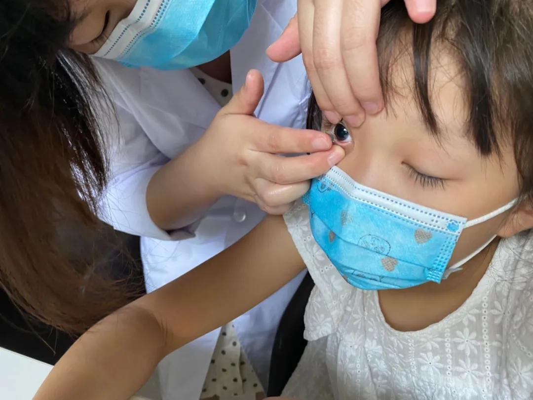 我的天!8岁暖暖竟然150度真性近视了