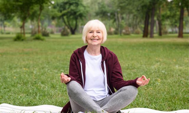 为什么女人45岁以后，身上会有一股“臭味”？如何改善呢？