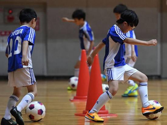 既然体育课总要上的，为什么不能让学生踢足球呢？