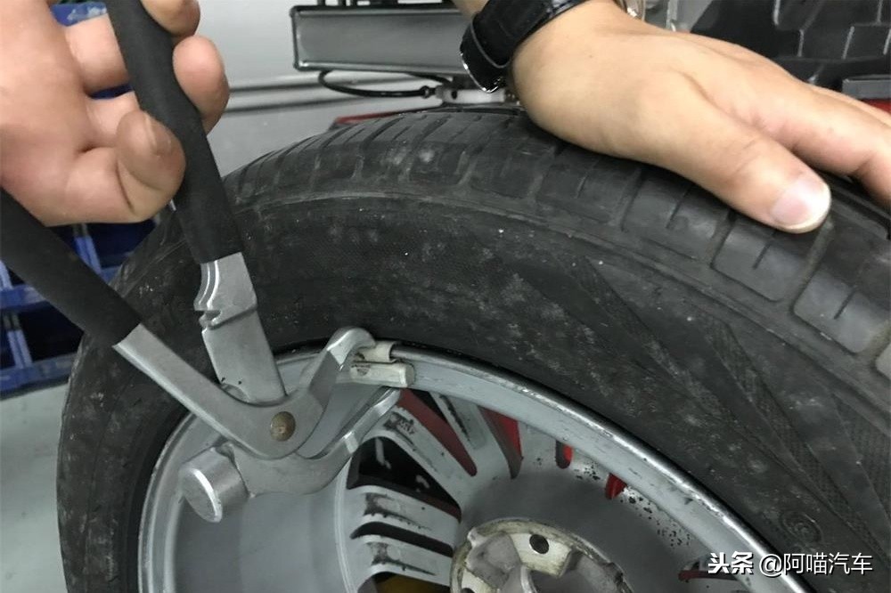 车子爆胎还可以补胎吗,汽车爆胎补胎用什么方法最好
