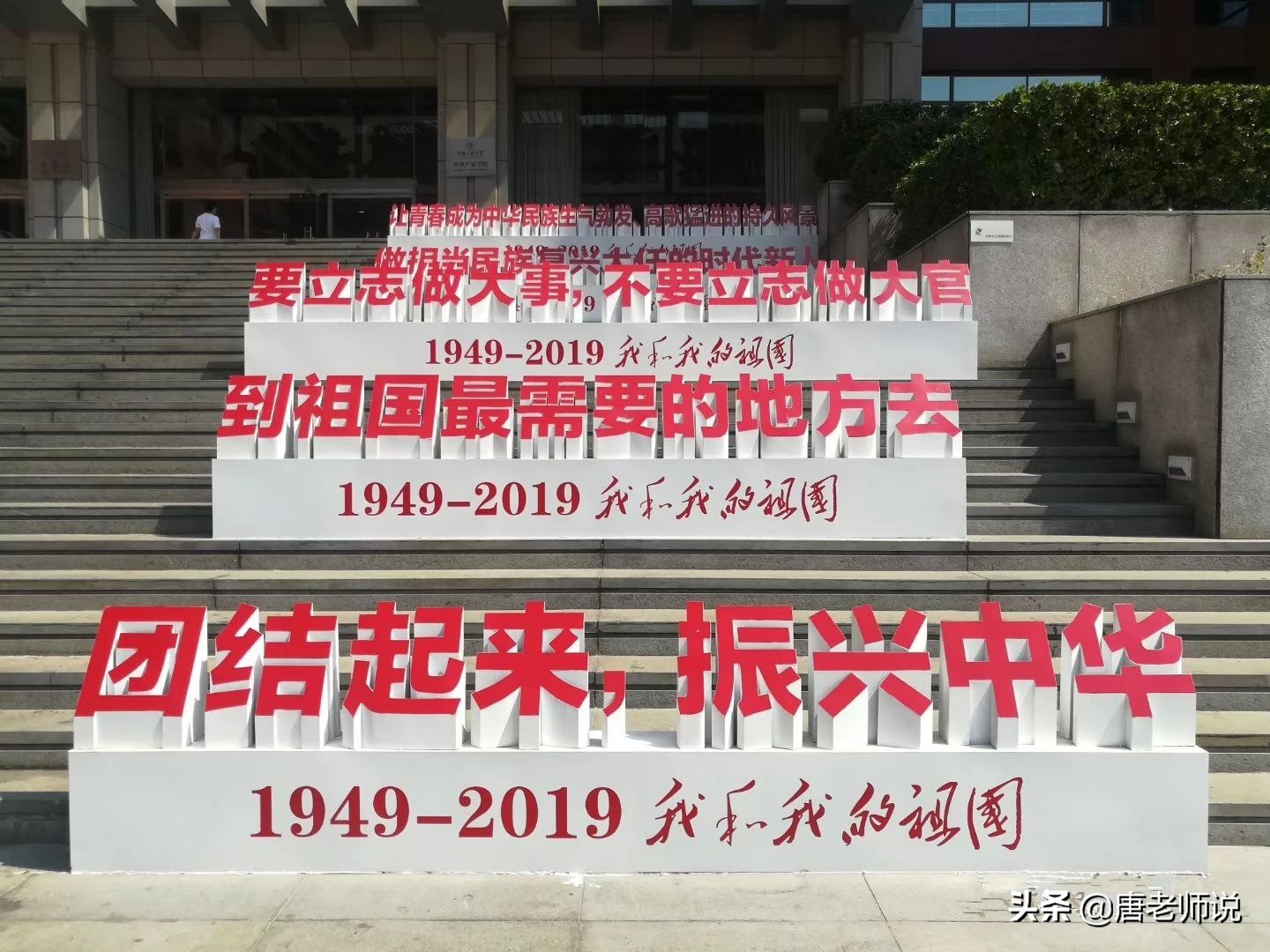 终于，高校也行动起来了，人大操场耐克广告被撤，干得漂亮