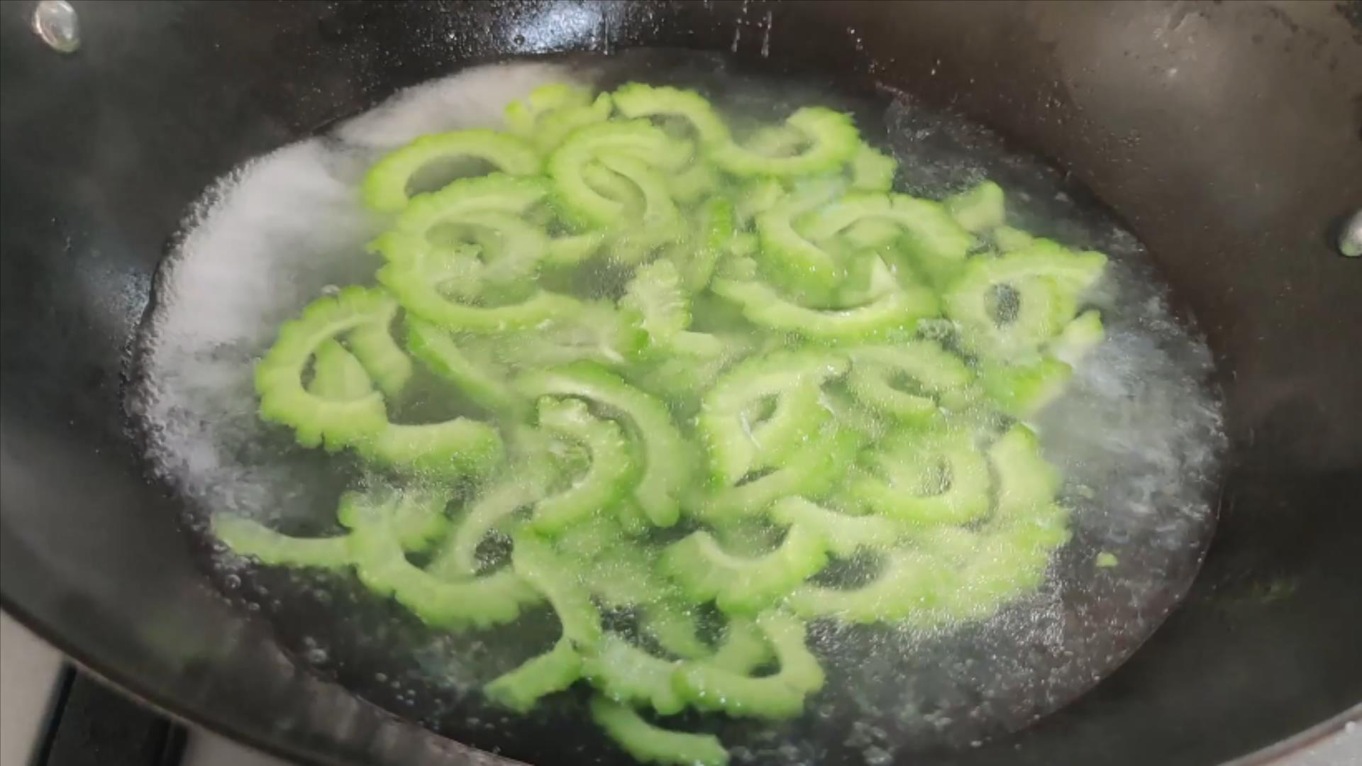 苦瓜怎么炒才不苦好吃,苦瓜要怎么炒才好吃又不苦