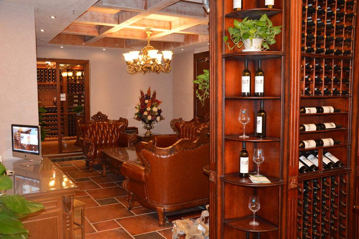 徒手开红酒木塞小技巧,开红酒的正确方法视频教程