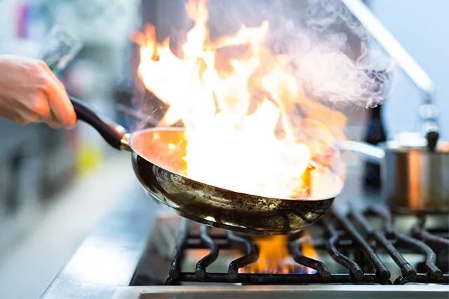 油锅着火不要慌原版,油锅着火别着急下一句