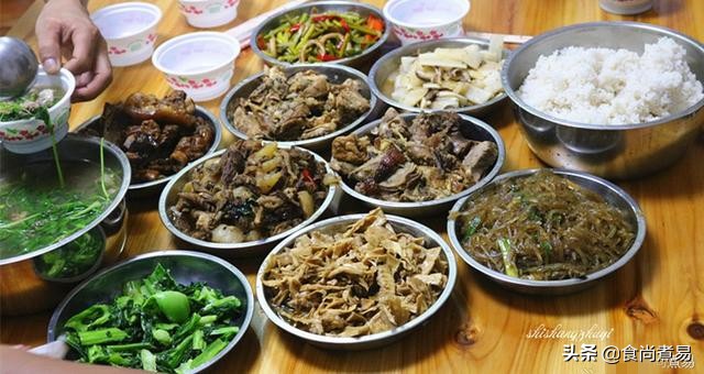 去乡下的婶婶家摘水果，堂哥下厨做了一桌客家菜，撑到打饱嗝