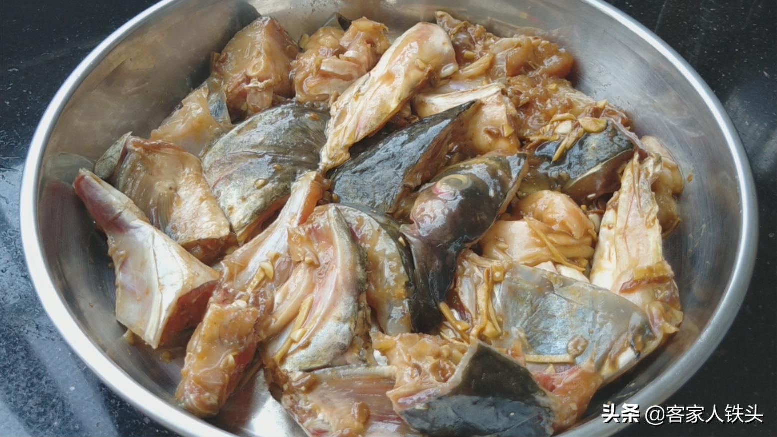 吃了30多年才知道这样煎鱼不粘皮,这才是鱼头最好吃的做法