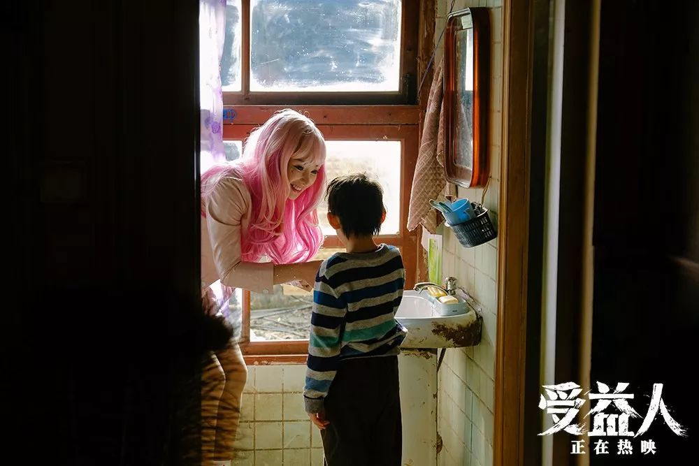 曾自嘲“借胸上位”，39岁的她终于等到了这部爆款《受益人》