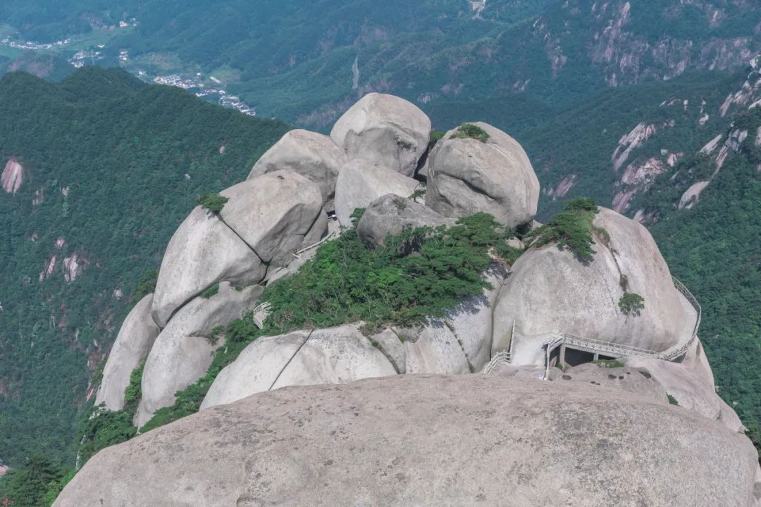 五岳中的南岳位于哪个省,九华山和天柱山哪座更值得游一游