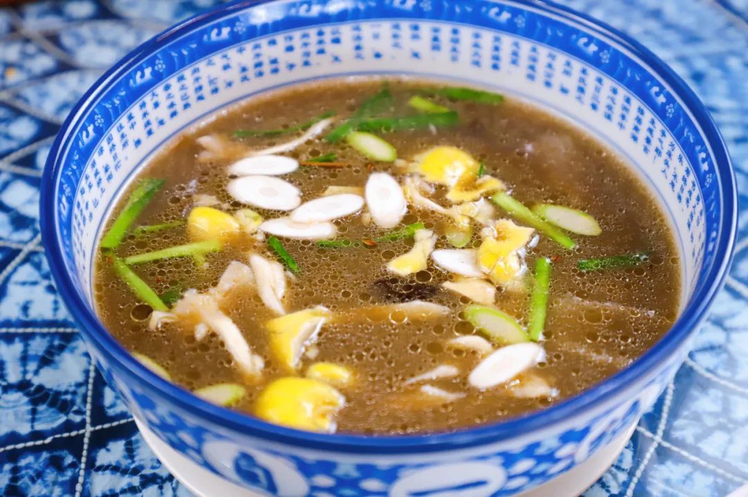 过桥米线汤底的简易做法,过桥米线汤底是什么做的