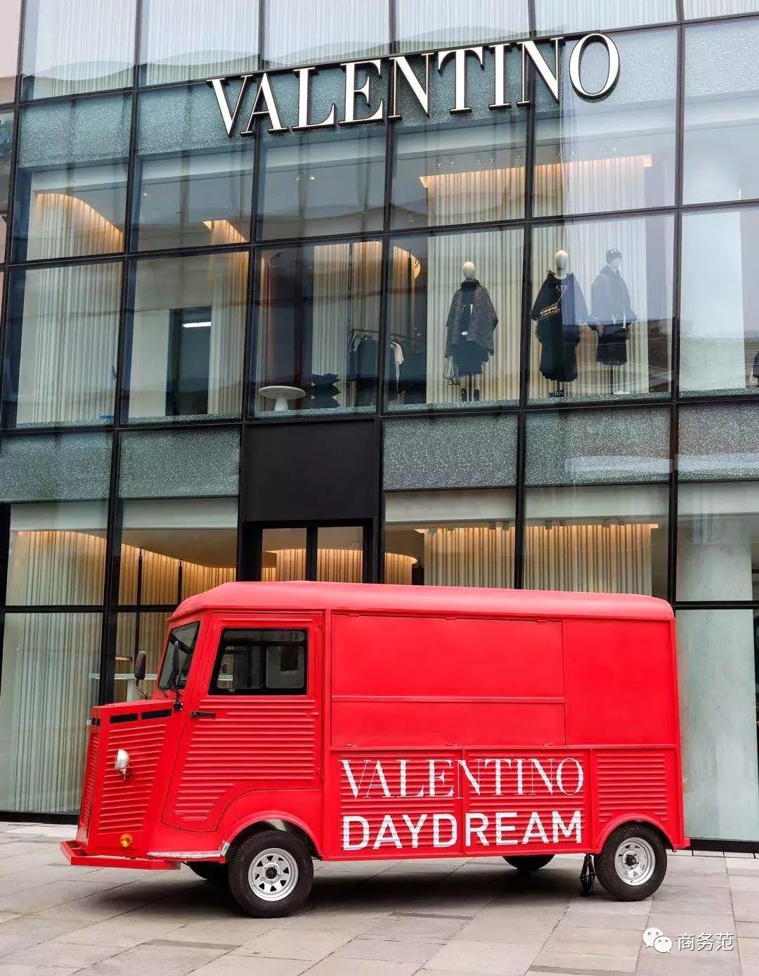 Valentino第一次中国办高定秀，张艺兴来捧场，杜鹃压轴气质绝了