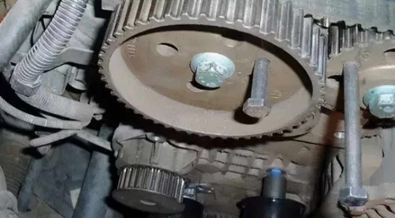 如何判断发动机皮带该更换了，很简单，女司机也可以轻易做到