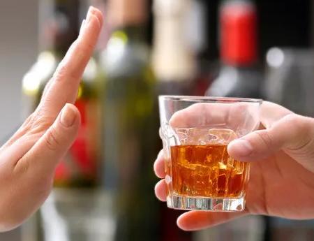 不喝酒如何在酒桌上轻松应对,酒桌上怎么推辞喝酒不失礼节