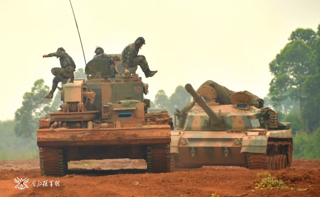 装甲战车如何使用维修工具,装甲车怎么修理