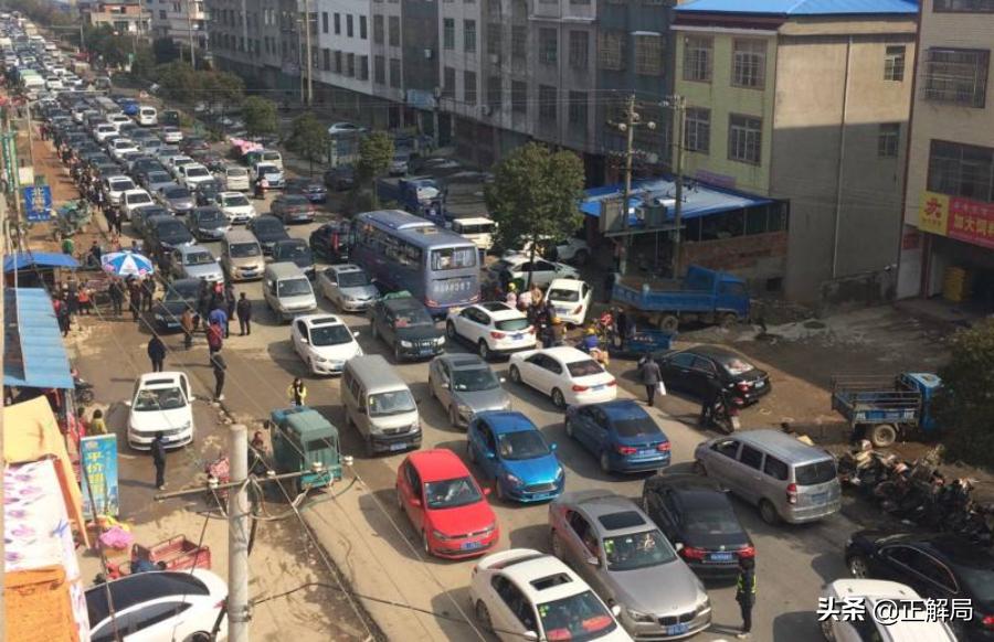 为什么春节农村堵车厉害,春节期间农村堵车图片