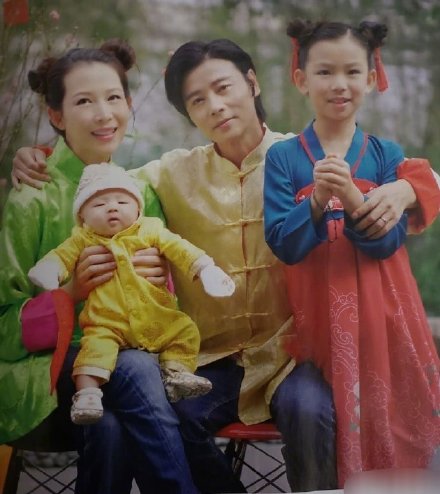 蔡少芬张晋全家福上热搜,三胎儿子“唐装”出镜,年味儿十足