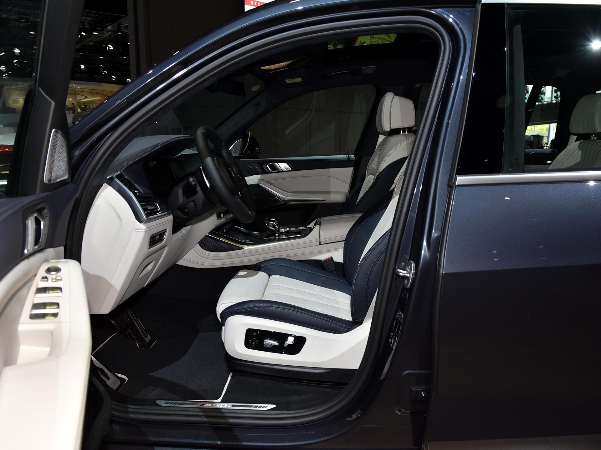 宝马x7跟库里南底盘详细对比,宝马x7库里南对比