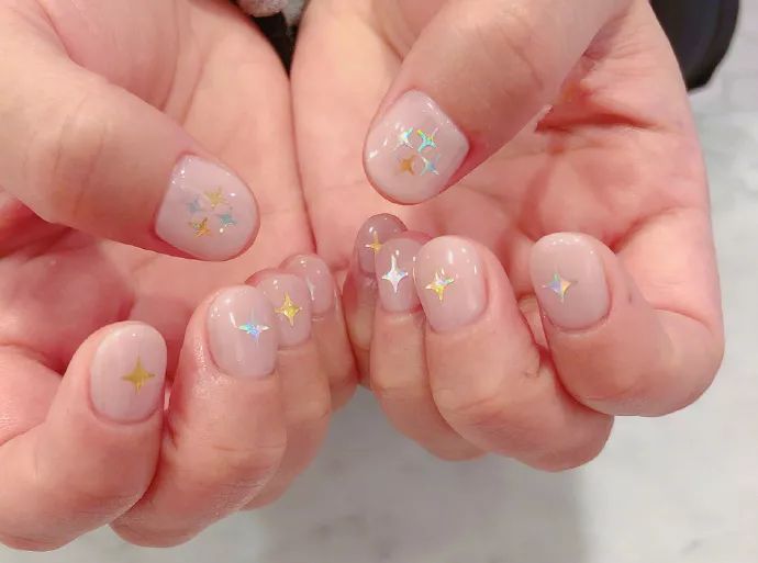 超级短指甲可爱显白简单自己做,短指甲女生的必备指甲图