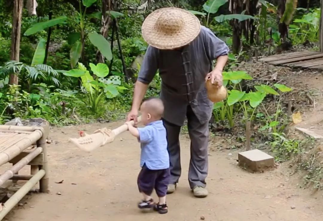 中国老大爷玩短视频,国外获60万粉丝,老外惊呼:这是什么Chinese功夫?