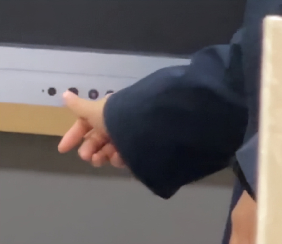 学生画老师上课的状态逼真,美术老师展示惊呆学生