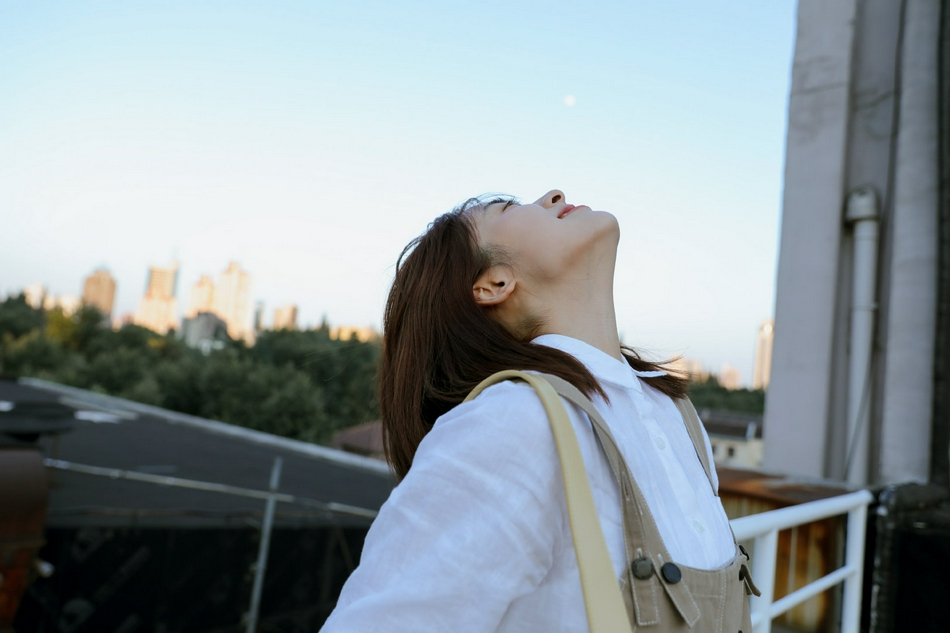 阳光下的天台拍照技巧,天台拍照一个人怎么拍